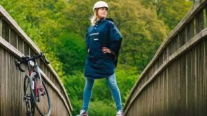 Mujer con bicicleta e impermeable