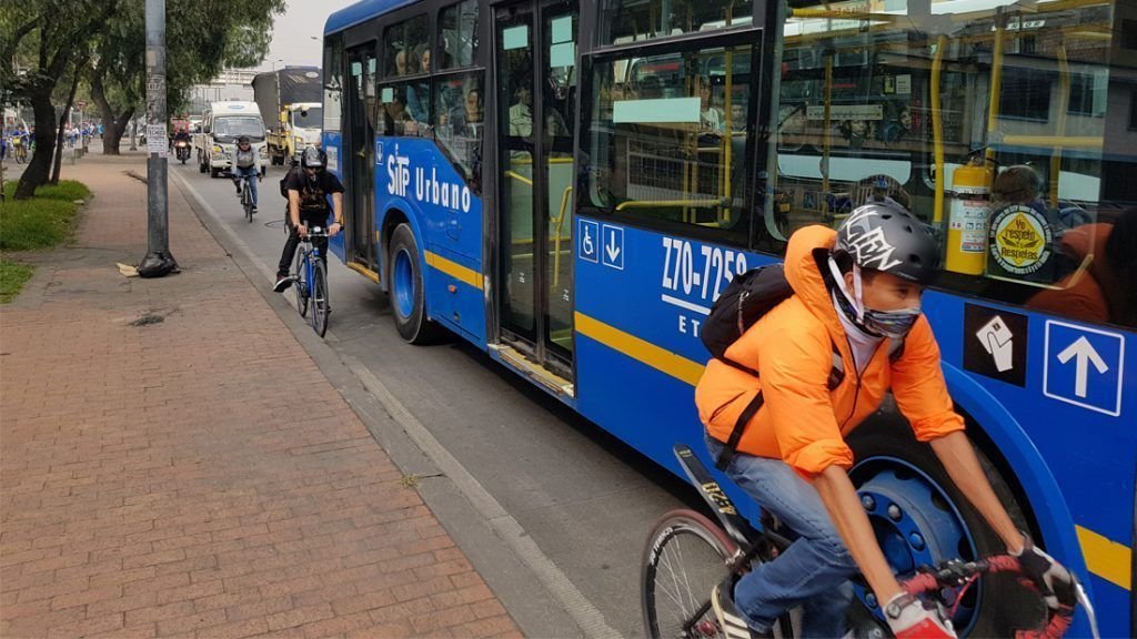 Ciclistas en Colombia podemos circular por la calzada gracias a la ley 1811 de 2016
